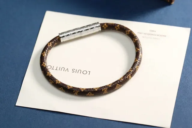 Louis Vuitton سوار جلد مونوجرام بني ذهبي مكشكش مونوجرام 6