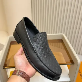 लुई विट्टन Monogram काला चमड़ा स्लिप ऑन लोफर्स