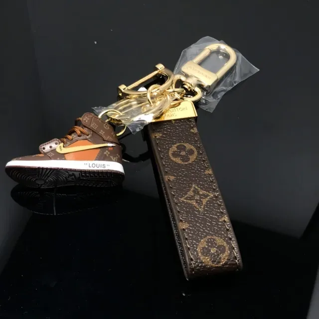 Bolso de Sela Louis Vuitton Monogram Chaveiro Mini Sneaker Alça 2