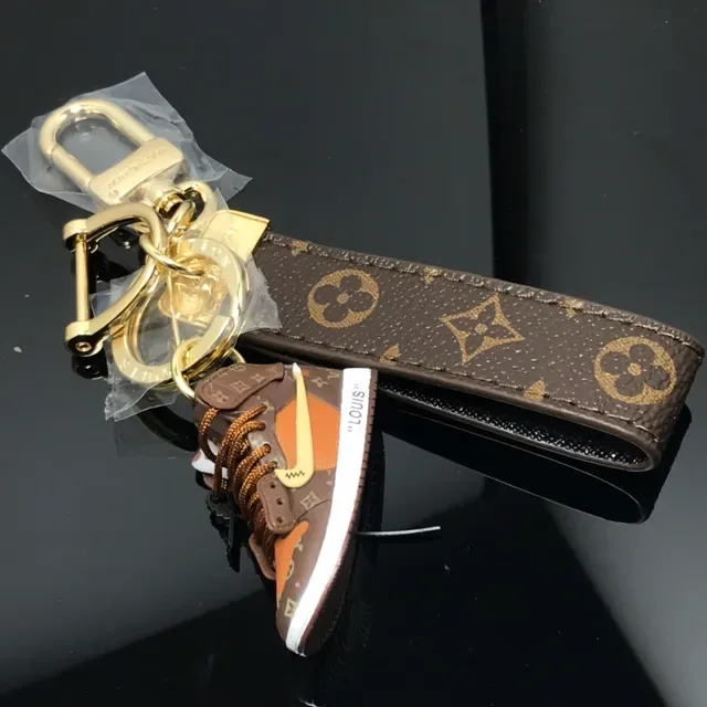 Bolso de Sela Louis Vuitton Monogram Chaveiro Mini Sneaker Alça 3