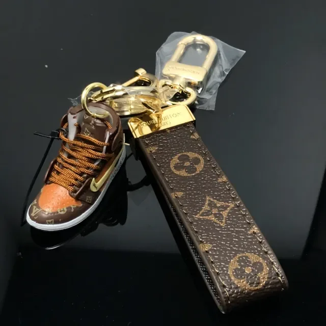 Bolso de Sela Louis Vuitton Monogram Chaveiro Mini Sneaker Alça 4