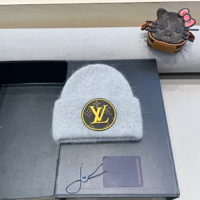 Louis Vuitton Monogram Patch Gorro tricotado gris 2