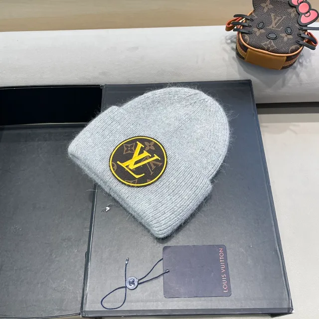 Louis Vuitton Monogram Patch Gorro tricotado gris 3