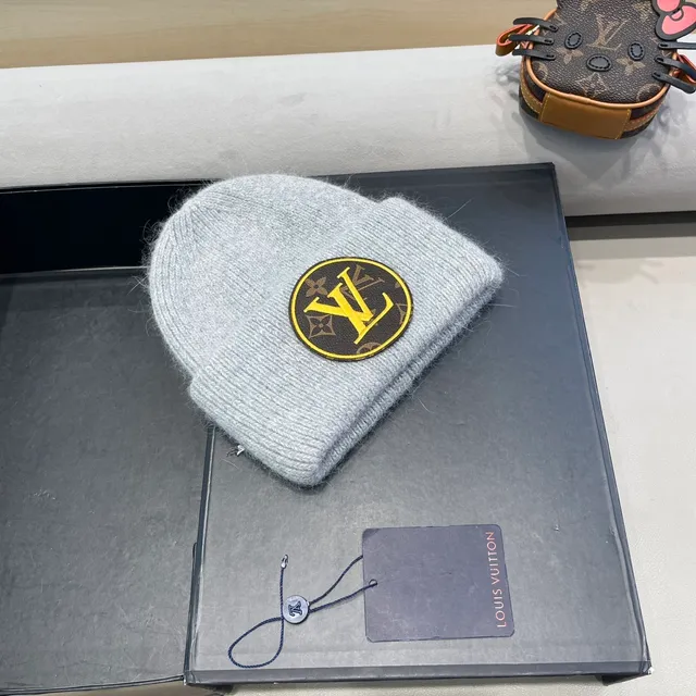 Louis Vuitton Monogram Patch Gorro tricotado gris 4