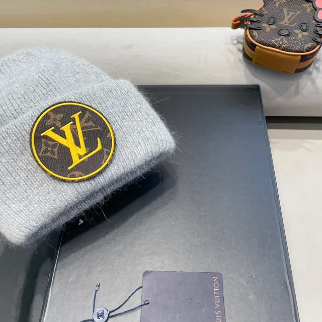 Louis Vuitton Monogram Patch Gorro tricotado gris 5