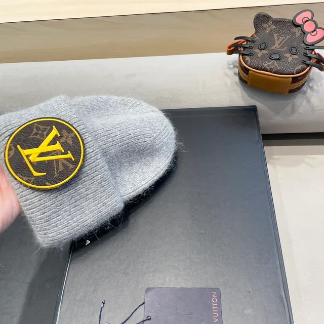 Louis Vuitton Monogram Patch Gorro tricotado gris 7