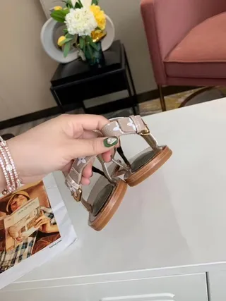 लुई विटन मोनोग्राम थॉन्ग सैंडल सफेद भूरी चमड़ा सिल्हूट कैजुअल सैंडल्स 2