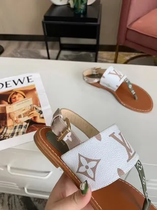 लुई विटन मोनोग्राम थॉन्ग सैंडल सफेद भूरी चमड़ा सिल्हूट कैजुअल सैंडल्स 5