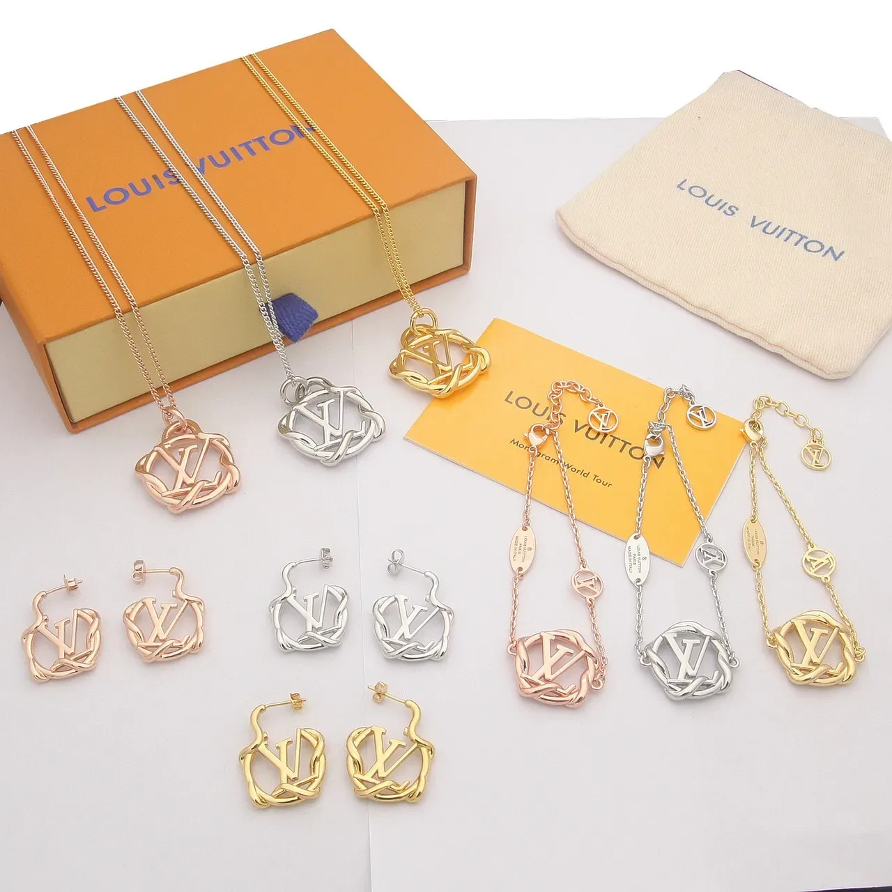 Colar com pingante Louis Vuitton Monogram World Tour dourado com motivo de corda retorcida 2