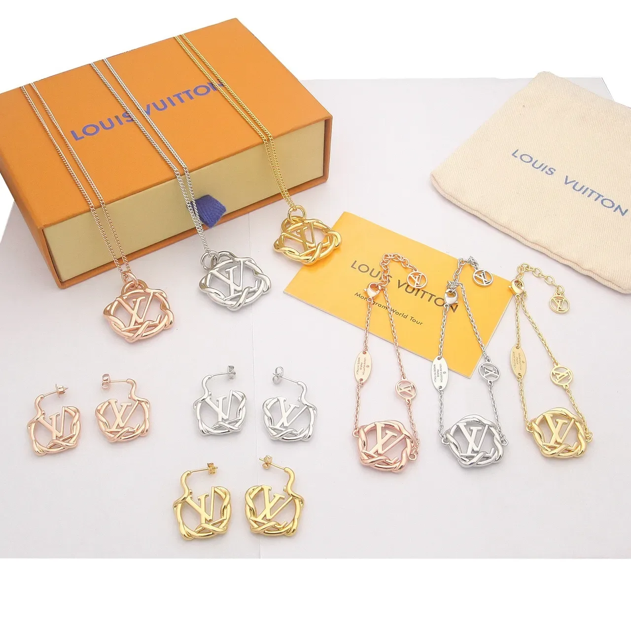 Colar com pingante Louis Vuitton Monogram World Tour dourado com motivo de corda retorcida 3