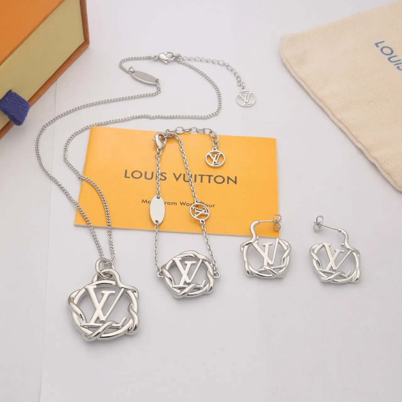 Colar com pingante Louis Vuitton Monogram World Tour dourado com motivo de corda retorcida 4