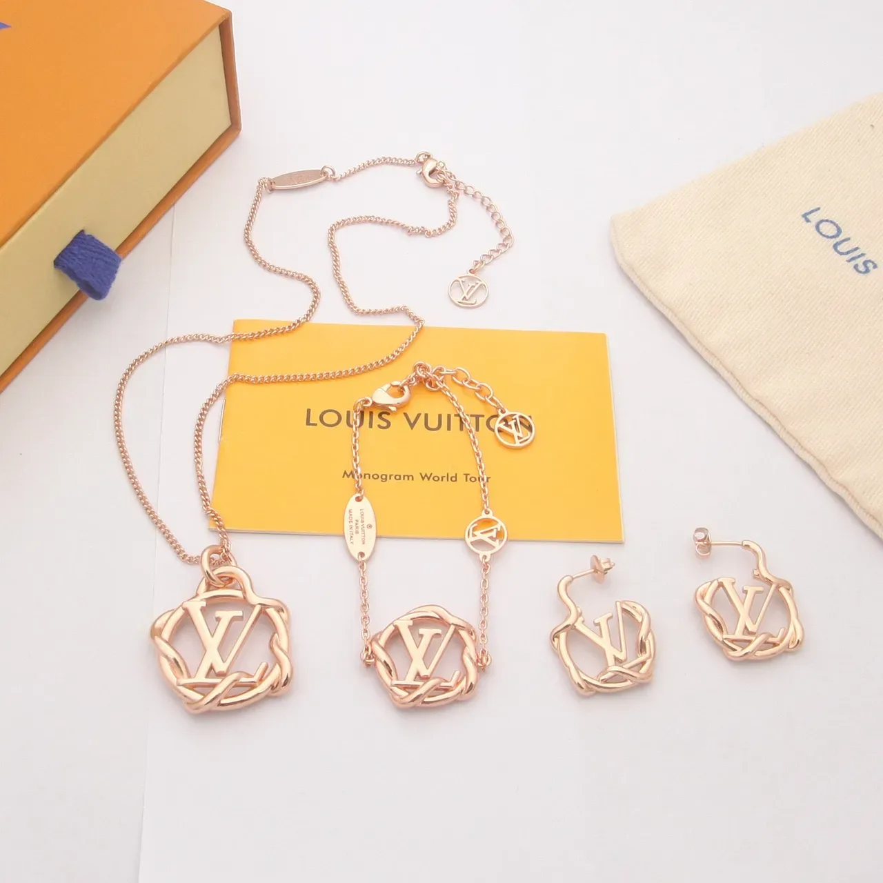 Colar com pingante Louis Vuitton Monogram World Tour dourado com motivo de corda retorcida 5
