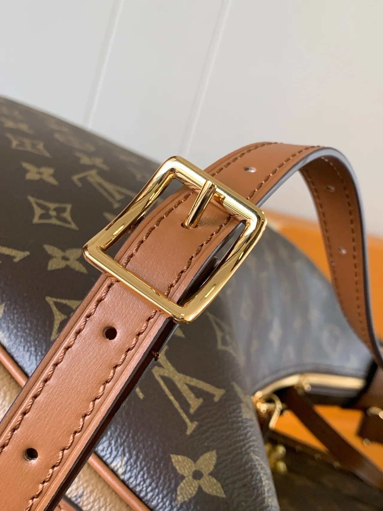 Louis Vuitton Lua Crescente Silhueta Monograma Marrom Bege Bolsa de Corrente 4