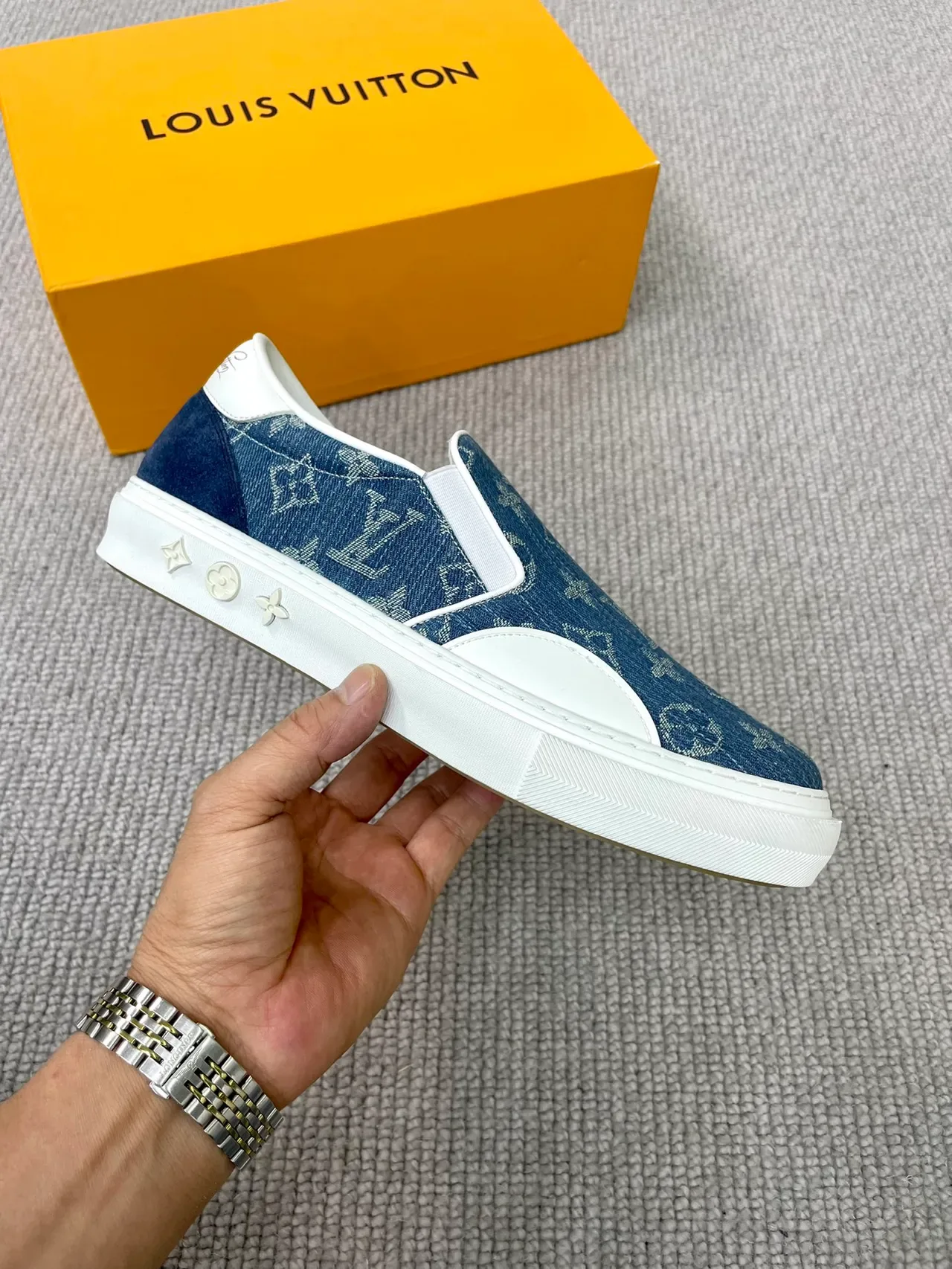 Louis Vuitton 海军蓝白一脚蹬 Monogram 帆布生活方式运动鞋 4