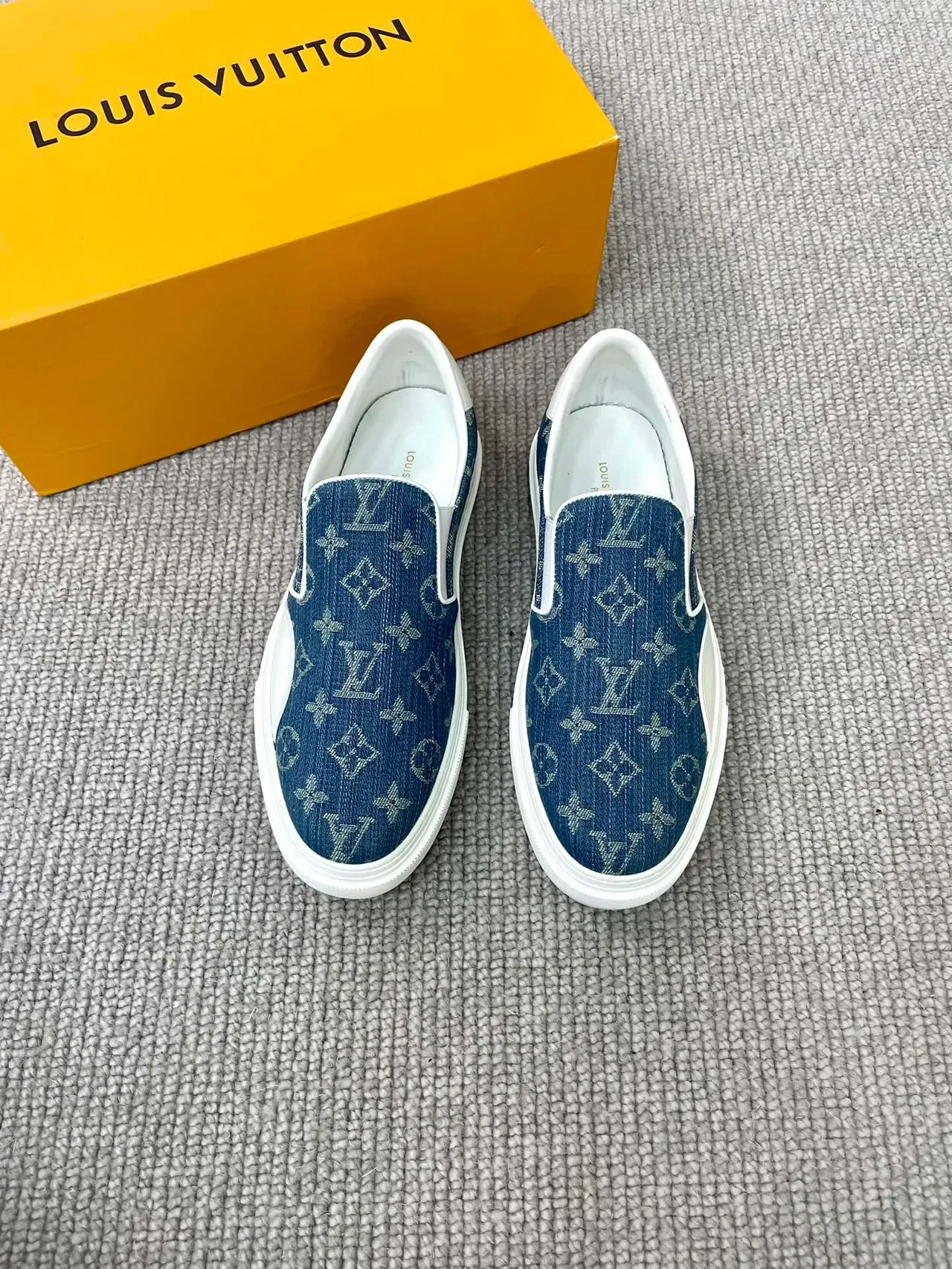 Louis Vuitton 海军蓝白一脚蹬 Monogram 帆布生活方式运动鞋 5