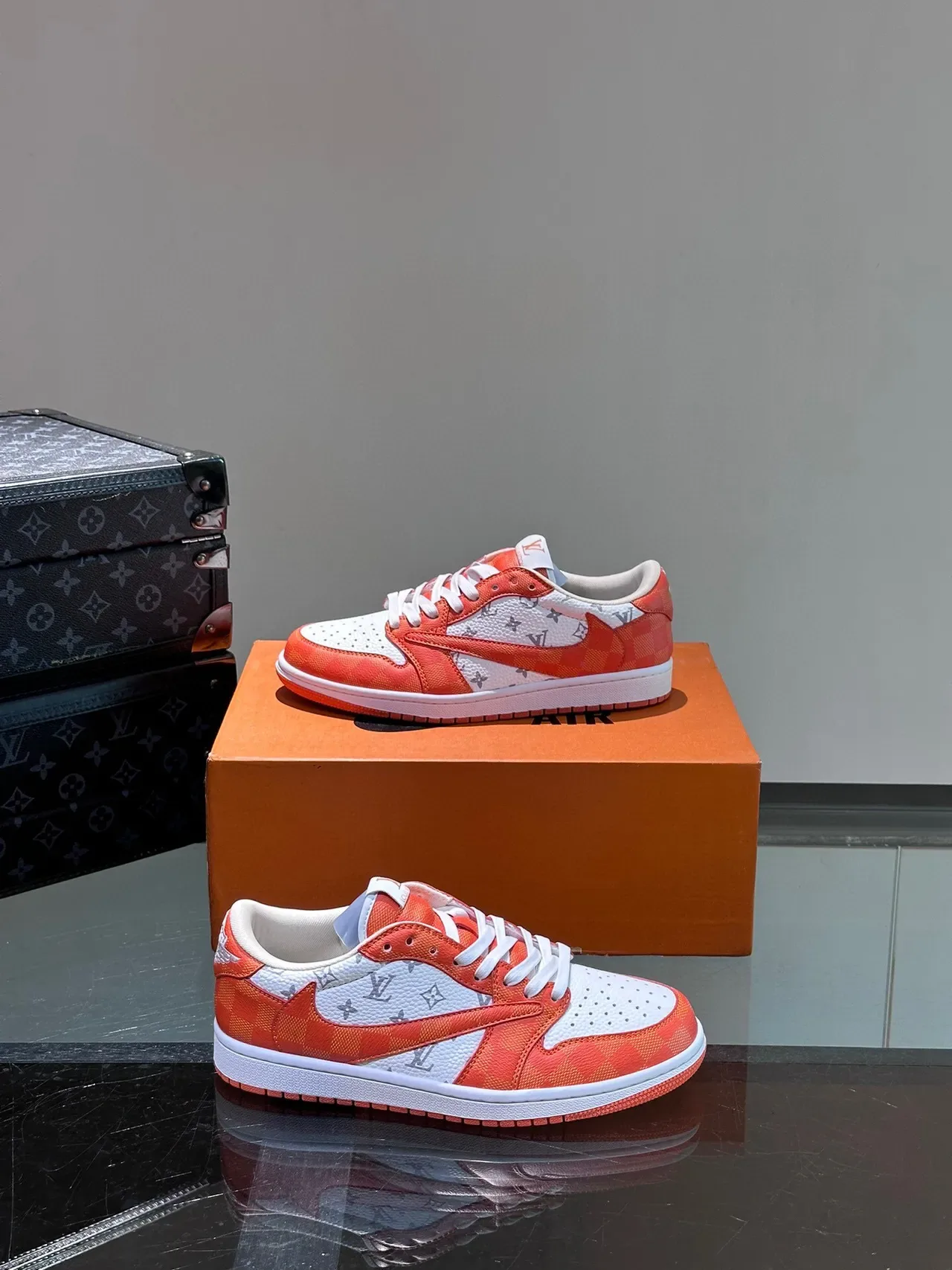 Louis Vuitton 橙白低帮印花生活运动鞋 4