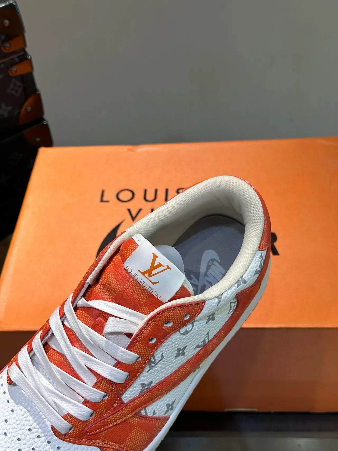 Louis Vuitton 橙白低帮印花生活运动鞋 7