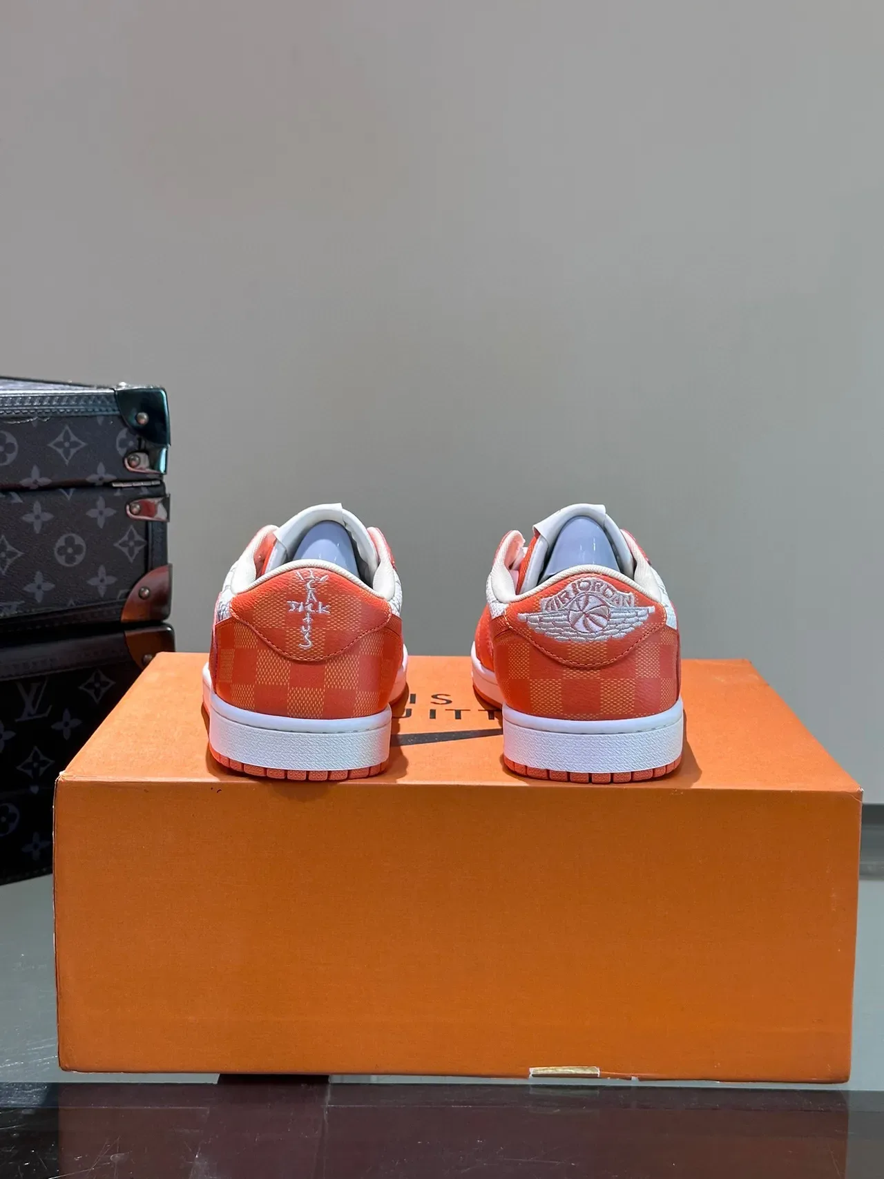 Louis Vuitton 橙白低帮印花生活运动鞋 8
