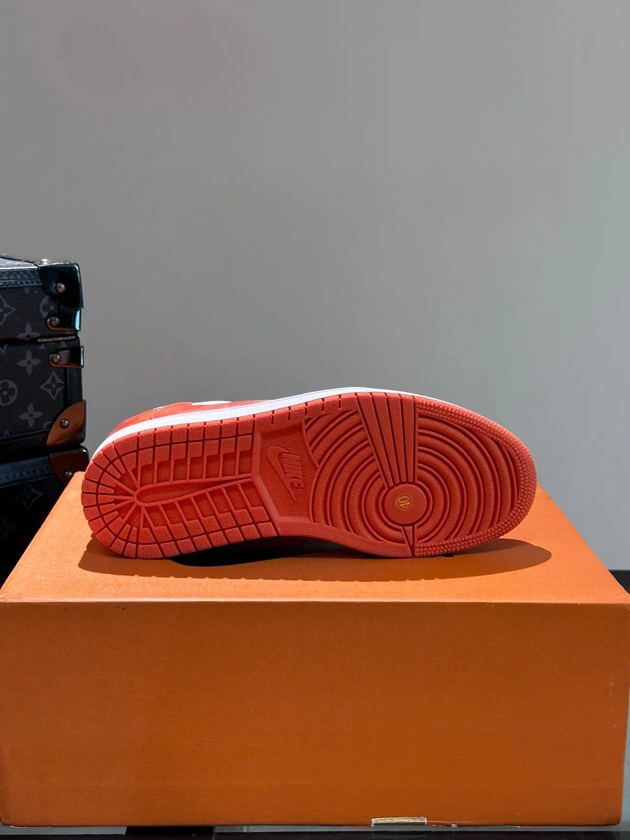 Louis Vuitton 橙白低帮印花生活运动鞋 9