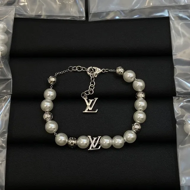 Pulseira Louis Vuitton Pérola e Dourado LV Monogram 2