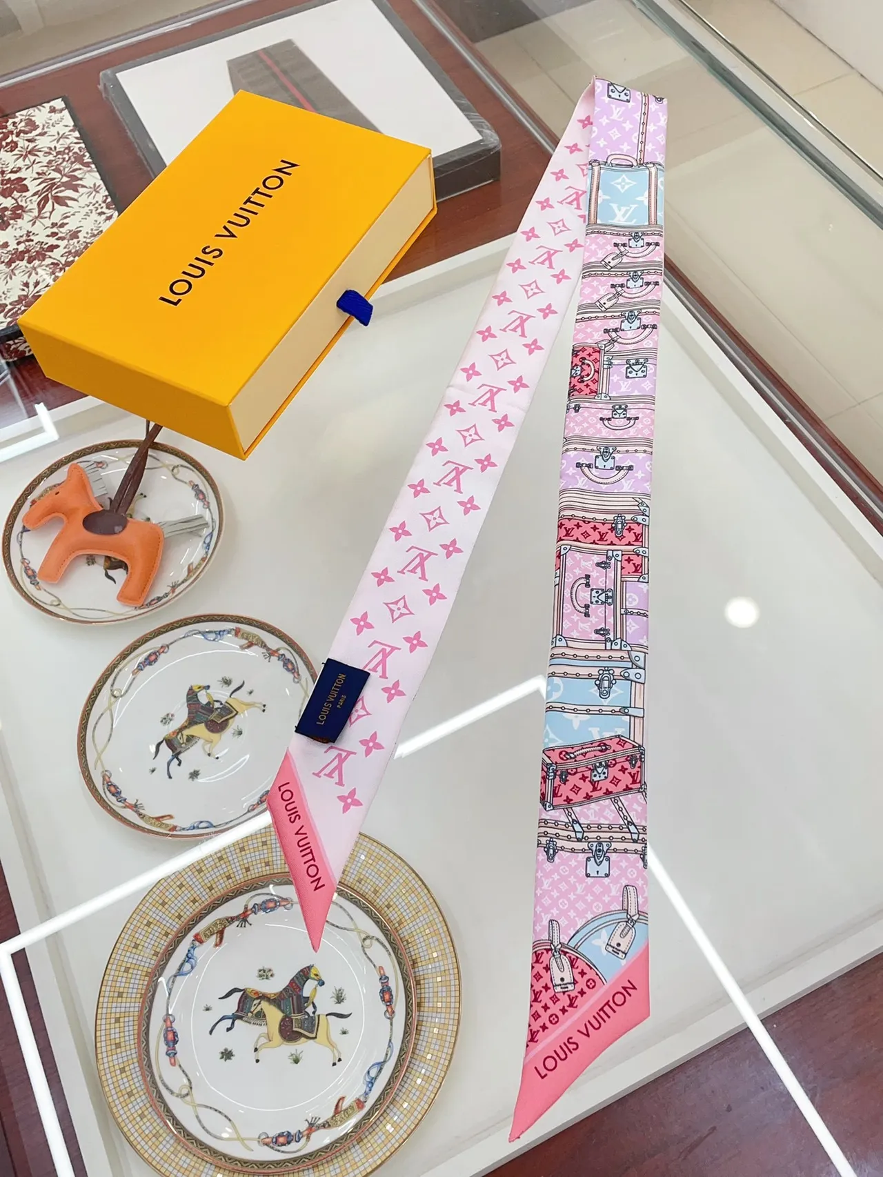 Louis Vuitton Petite Malle Ilustración Pañuelo de seda 4