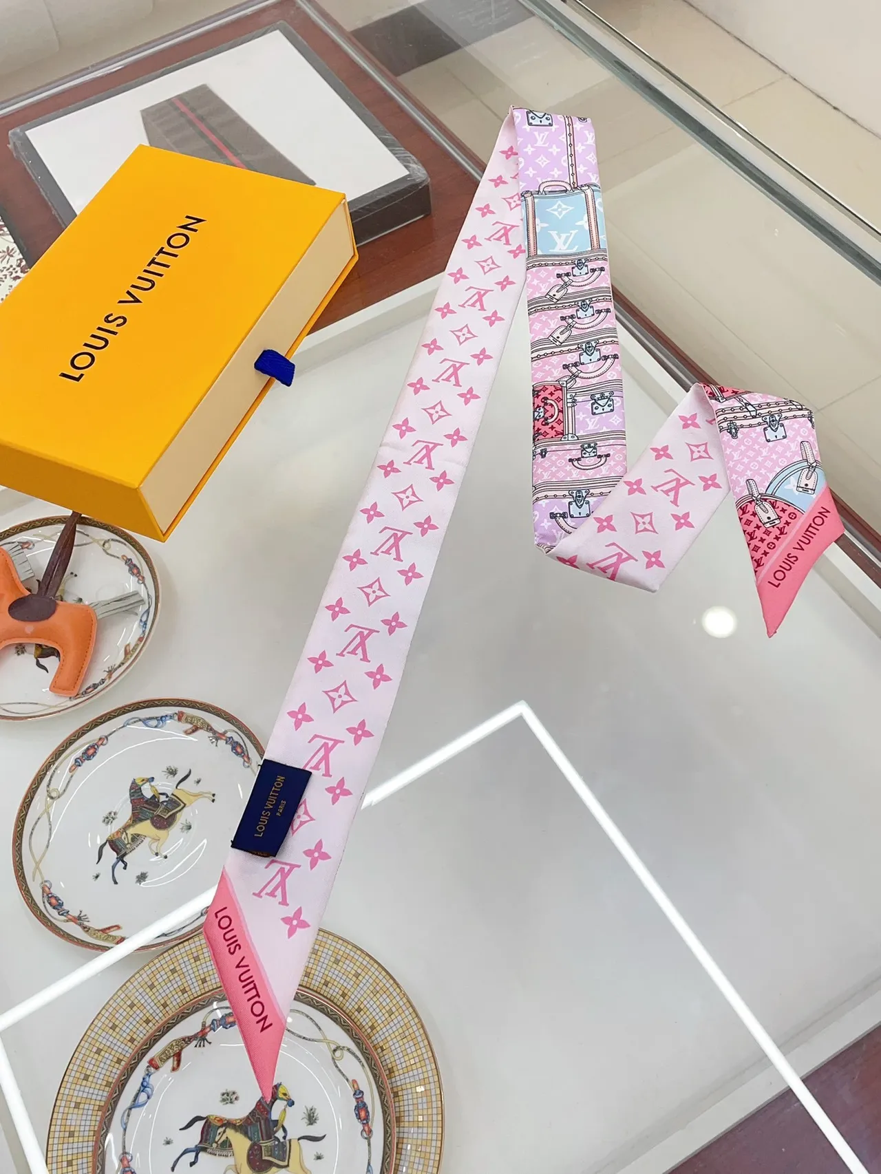 Louis Vuitton Petite Malle Ilustración Pañuelo de seda 5