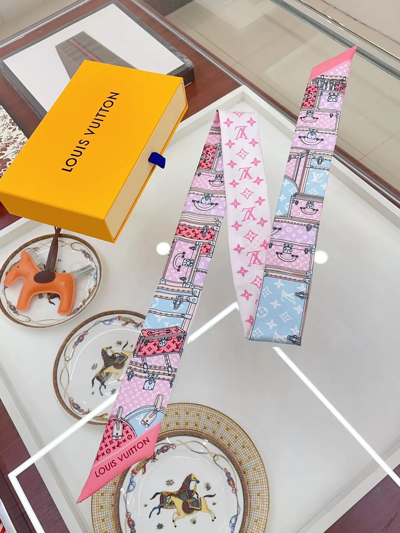 Louis Vuitton Petite Malle Ilustración Pañuelo de seda 6