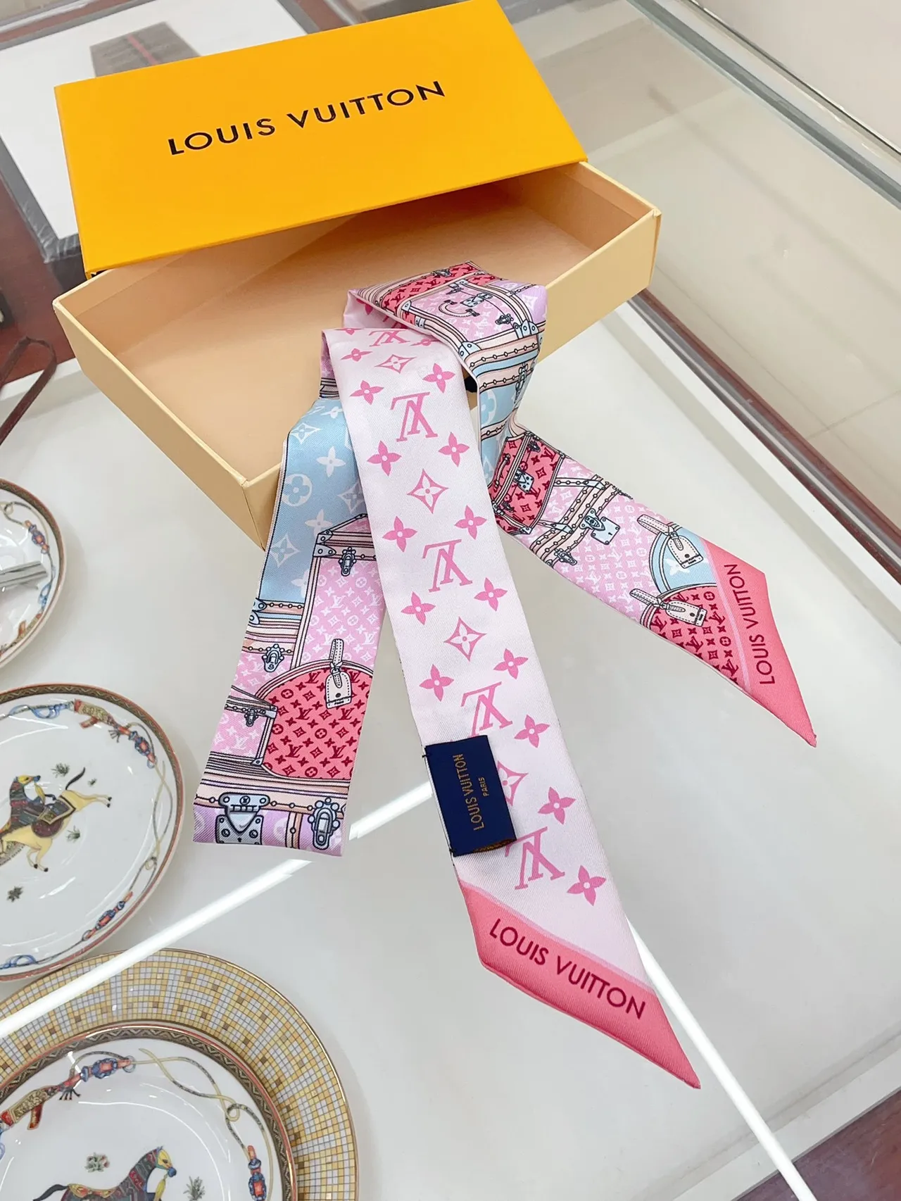 Louis Vuitton Petite Malle Ilustración Pañuelo de seda 7