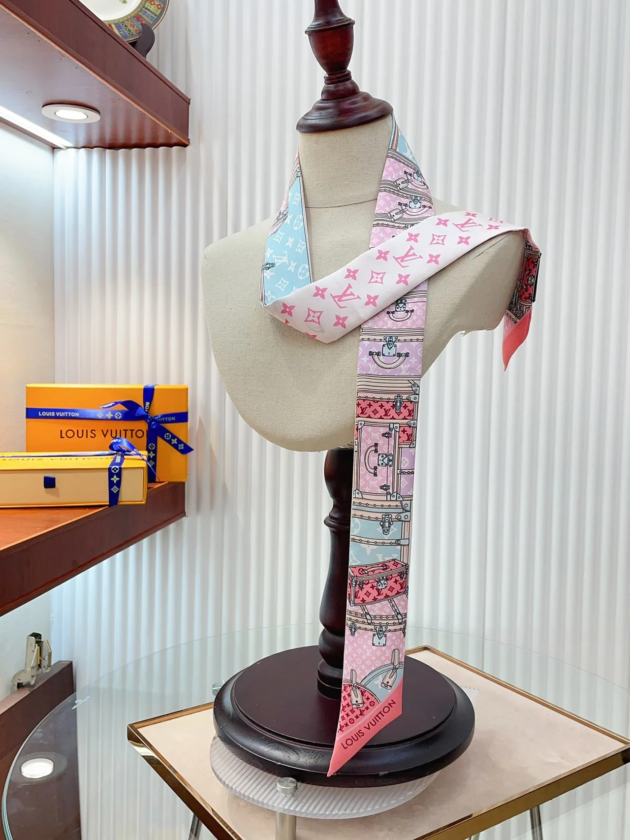 Louis Vuitton Petite Malle Ilustración Pañuelo de seda 9