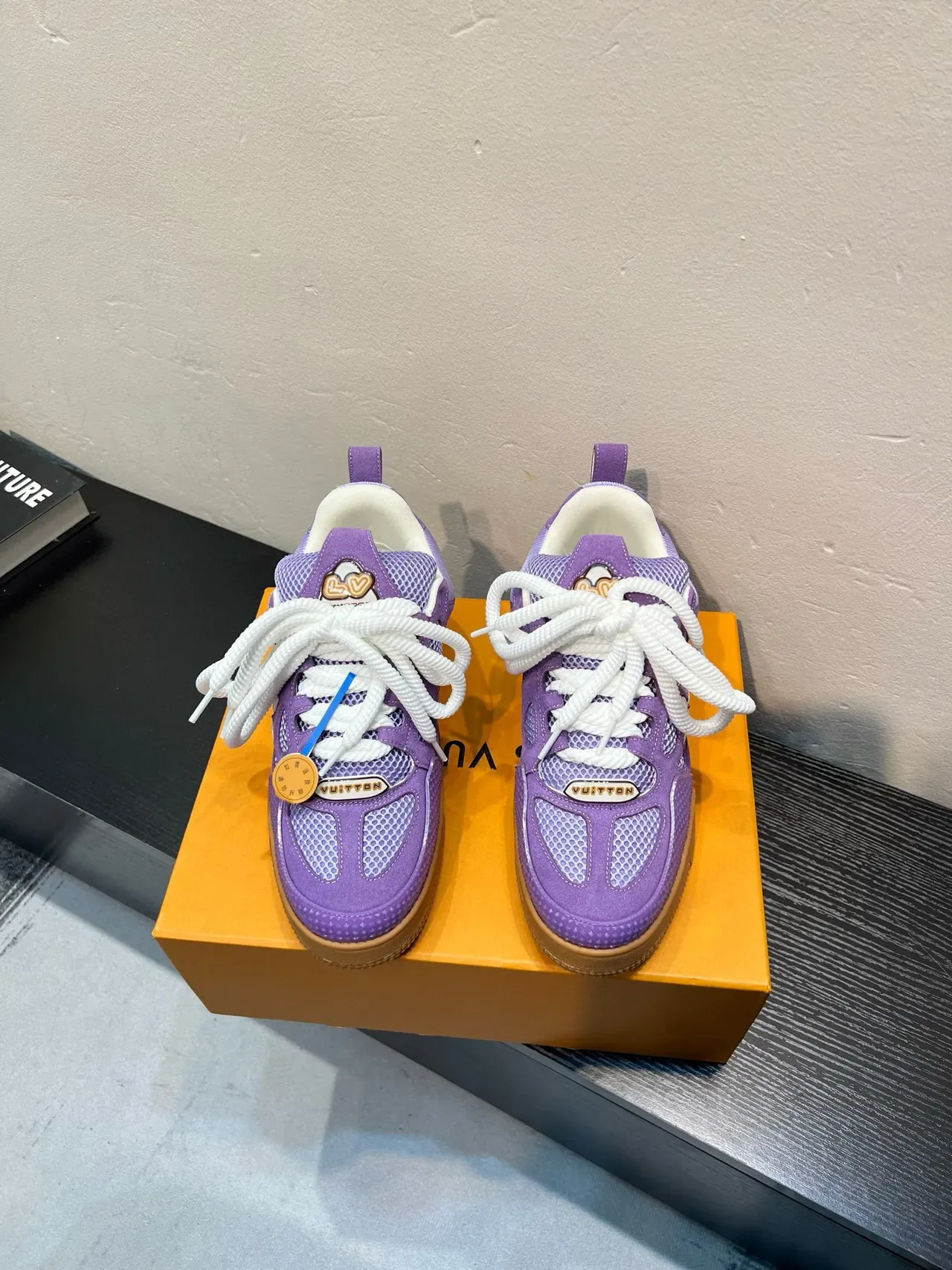 Louis Vuitton Tênis Lifestyle Roxo Branco Camadas de Camurça e Malha Superior Cordões Estilo Corda 2