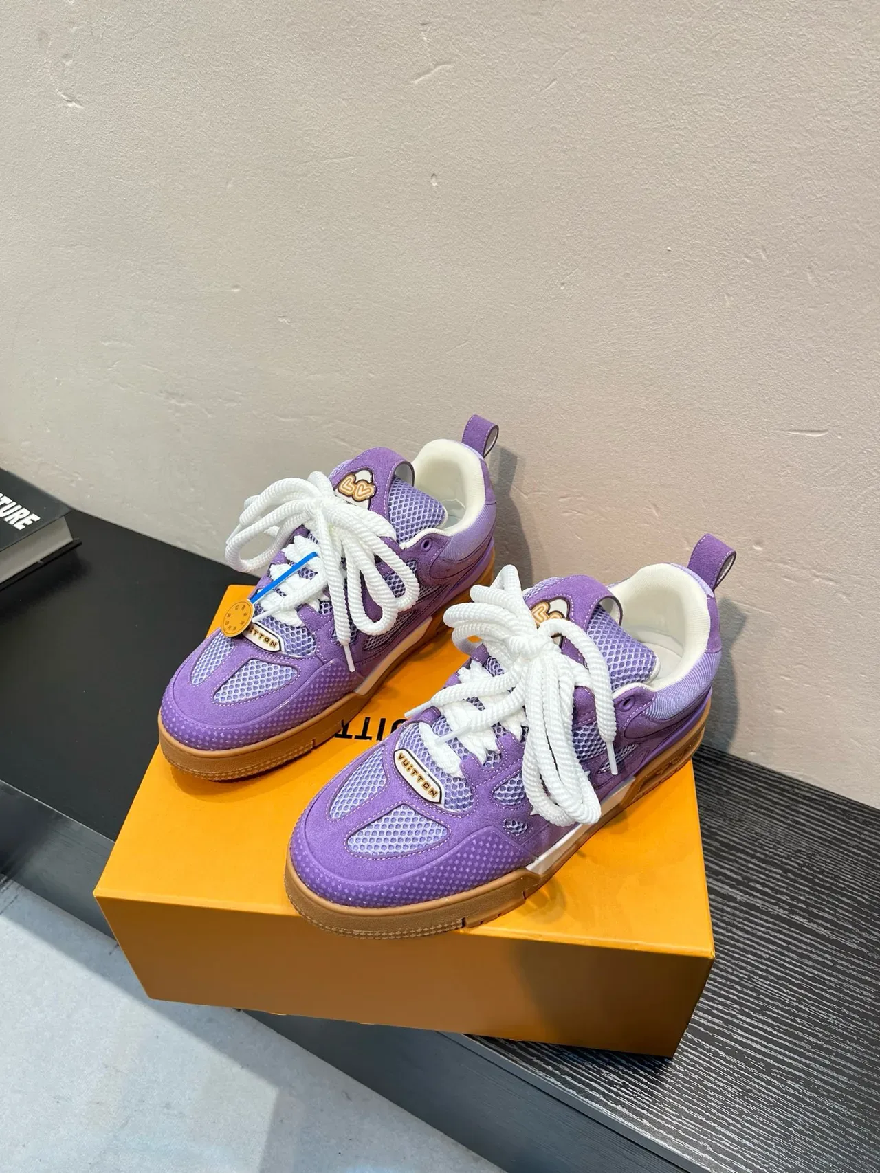 Louis Vuitton Tênis Lifestyle Roxo Branco Camadas de Camurça e Malha Superior Cordões Estilo Corda 3