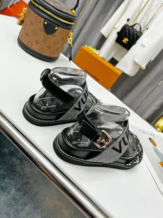 Louis Vuitton Run Away काला भूरा बहु पट्टी पारदर्शी तल आरामदायक सैंडल 2