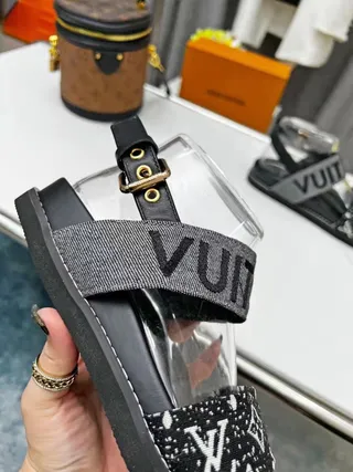 Louis Vuitton Run Away काला भूरा बहु पट्टी पारदर्शी तल आरामदायक सैंडल 5