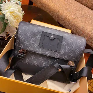 Louis Vuitton Run Away ग्रे ब्लैक Monogram कोटेड कैनवास फ्लैप-टॉप क्लोजर मैसेंजर बैग
