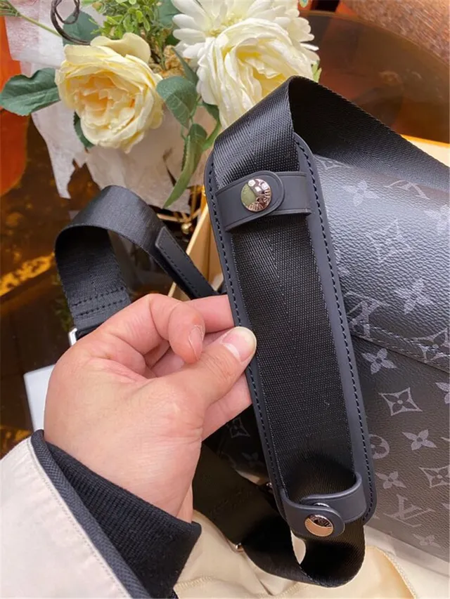 Louis Vuitton Run Away رمادي أسود Monogram قماش كانفاس مغطى إغلاق بغطاء علوي حقيبة رسول 4