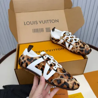 Louis Vuitton Run Away Zapatos Lifestyle de Pelo de Ternero y Cuero Blanco con Estampado de Leopardo