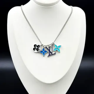 Colar Louis Vuitton Prata Azul com Pendente Multi-Charm e Detalhe de Esmalte