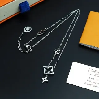 Colar Corrente Prata Louis Vuitton Monogram Charms Circulares