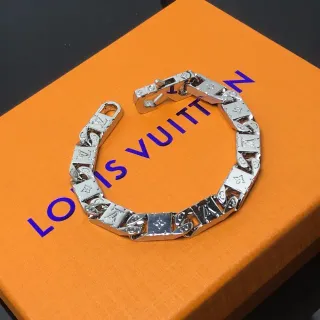 Louis Vuitton فضي سميك Curb-Link Monogram-Engraved سوار