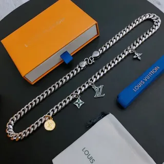Louis Vuitton রূপালী সোনালী কার্ব-লিংক চেইন মাল্টি-চার্ম পেন্ডেন্ট নেকলেস