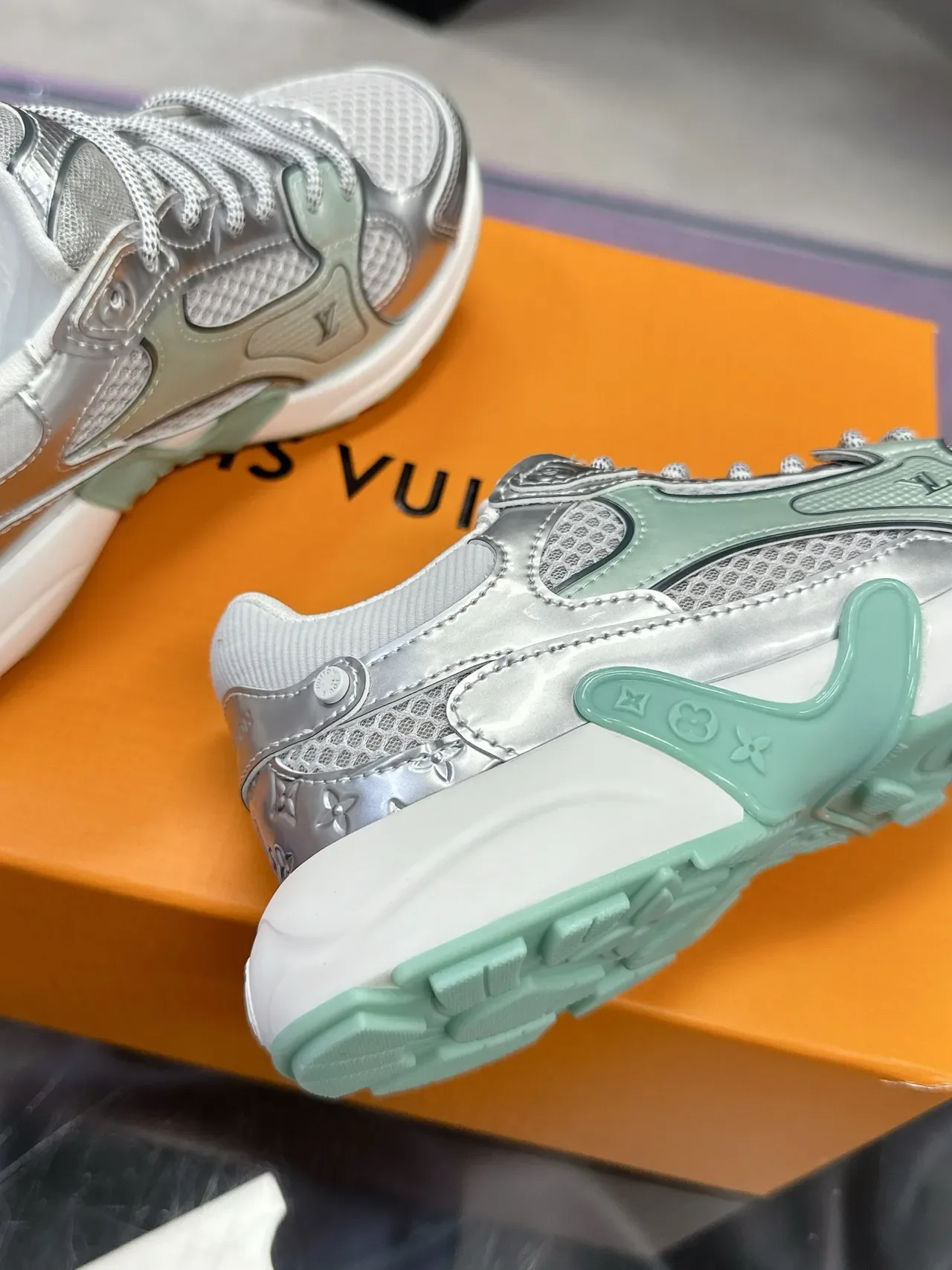 Louis Vuitton Prata Verde Metálico Superior Acento Mint Pods Tênis lifestyle 2