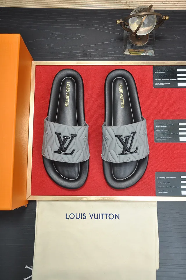 Louis Vuitton Slide Preto Cinza Alça Quiltada Monograma Embossado Chinelo 2