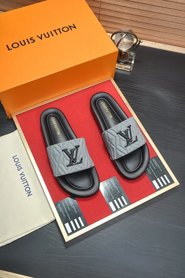 Louis Vuitton Slide Preto Cinza Alça Quiltada Monograma Embossado Chinelo 3