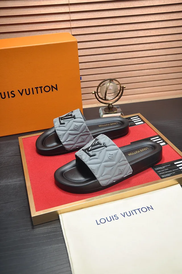 Louis Vuitton Slide Preto Cinza Alça Quiltada Monograma Embossado Chinelo 4