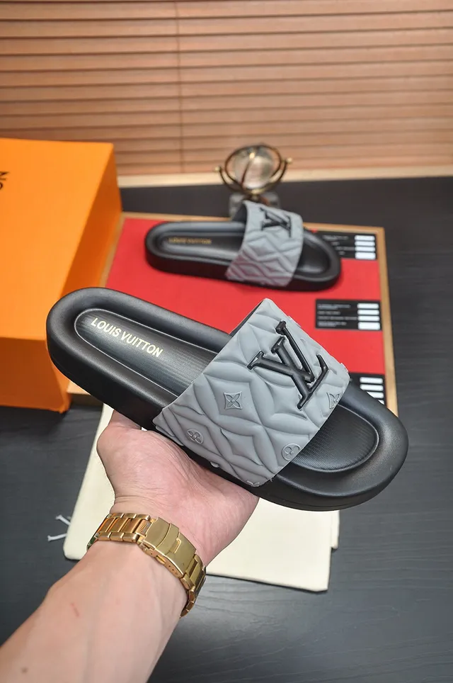 Louis Vuitton Slide Preto Cinza Alça Quiltada Monograma Embossado Chinelo 5