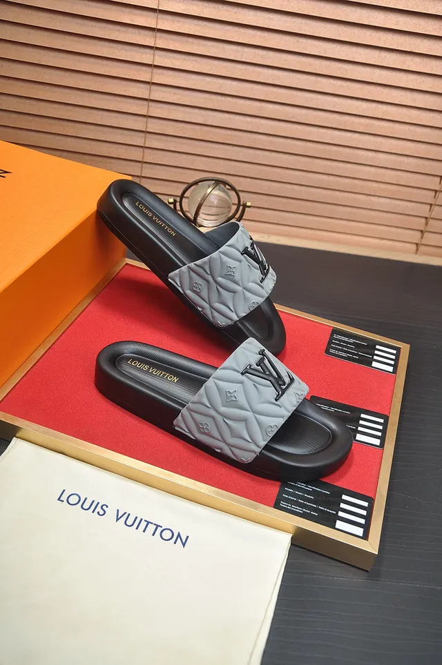 Louis Vuitton Slide Preto Cinza Alça Quiltada Monograma Embossado Chinelo 6