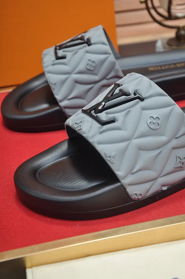 Louis Vuitton Slide Preto Cinza Alça Quiltada Monograma Embossado Chinelo 8