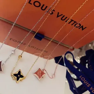 Louis Vuitton Pingente Estrela Dourado Preto Esmaltado Monograma Colar