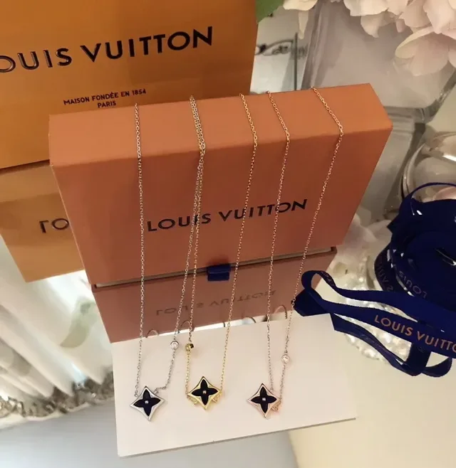 Louis Vuitton Pingente Estrela Dourado Preto Esmaltado Monograma Colar 2