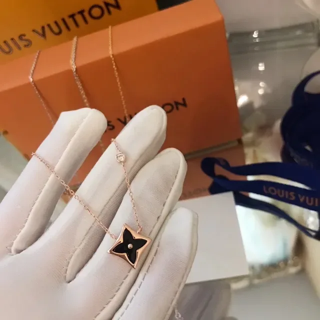 Louis Vuitton Pingente Estrela Dourado Preto Esmaltado Monograma Colar 3